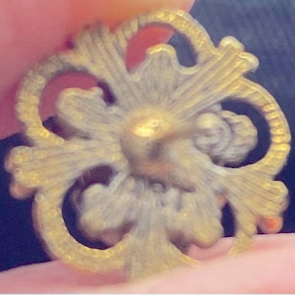 Vintage Signed ART Gold Tone Filigree With Pink Enamel Flowers Dainty Earrings - Picture 4 of 7